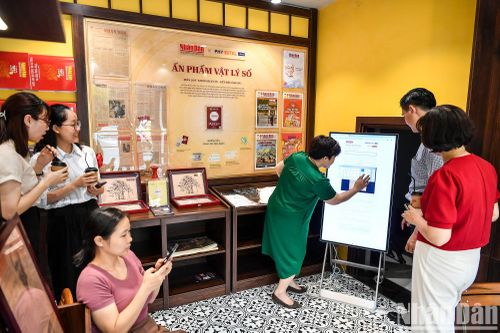 Không gian trạm đọc Báo Nhân Dân: Đọc Báo Nhân Dân theo một cách thật khác
