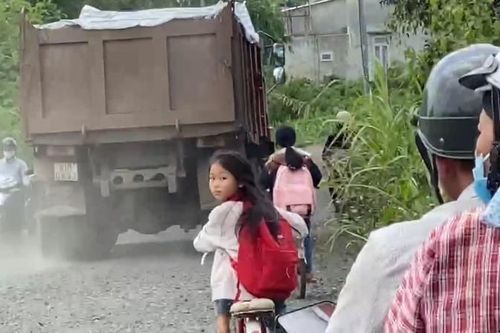 Krông Pắk: Dân 'kêu trời' vì xe chở đá băm nát đường dân sinh