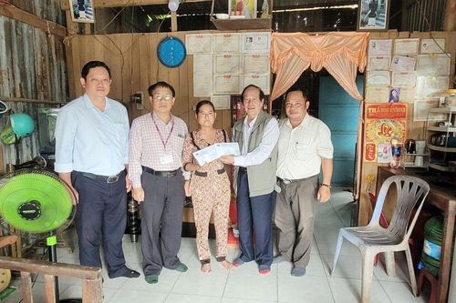 Trường ĐH Cửu Long trao tiền hỗ trợ sinh viên mắc bệnh hiểm nghèo