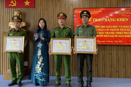 Tặng Bằng khen của Bộ trưởng Bộ GD&ĐT cho Công an TP Đà Nẵng