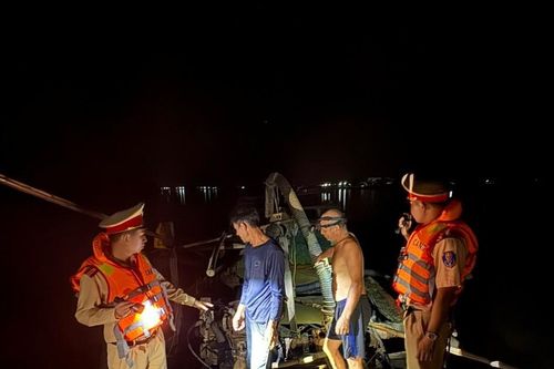 CSGT đường thủy Quảng Bình phát hiện nhiều tàu hút cát trái phép trên sông