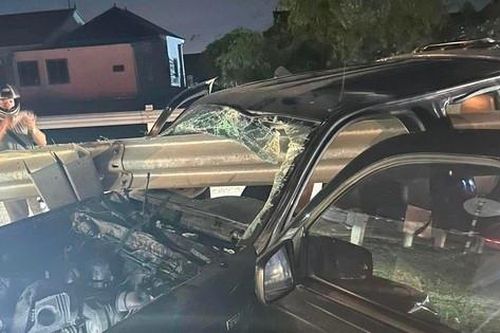 Dải hộ lan đường đâm xuyên xe bán tải, tài xế nguy kịch