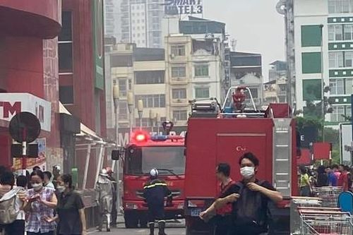 Khói nghi ngút trong BigC Thăng Long, nhiều người hốt hoảng bỏ chạy