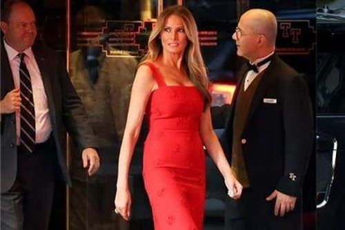 Bà Melania Trump gợi cảm tuổi 54