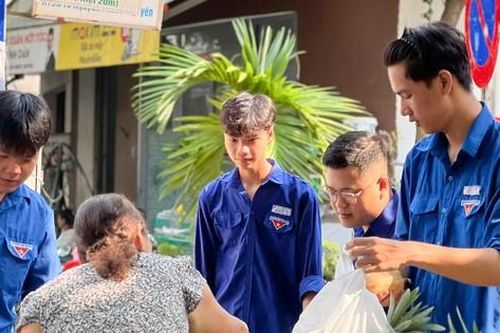 Độc đáo phiên chợ đổi rác lấy thực phẩm sạch