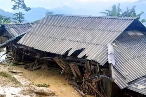 Hà Giang mưa sầm sập từ đêm tới sáng, bùn đất vùi lấp nhà dân
