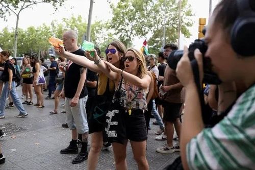 Người dân Barcelona bắn súng nước... để đuổi du khách