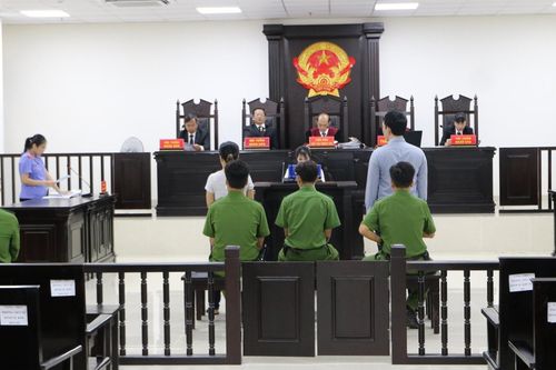 Mua ma túy về sử dụng và bán kiếm lời
