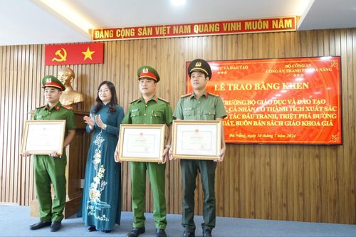 Bộ trưởng Bộ GD&ĐT tặng Bằng khen cho lực lượng công an TP. Đà Nẵng