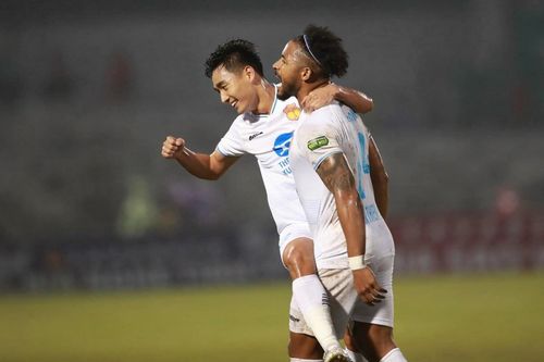 Văn Toàn cùng CLB Nam Định 'ẵm' hàng loạt giải thưởng V.League