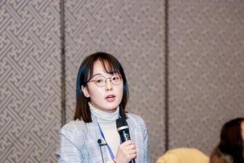 Sau tốt nghiệp tiến sĩ 1 tháng, cô gái trở thành phó giáo sư ở tuổi 26