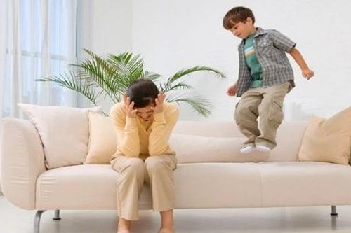 Dạy con điều gì khi đến chơi nhà người khác?