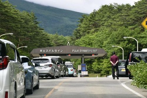 Nhật Bản mở toàn bộ các tuyến đường mòn lên núi Phú Sĩ