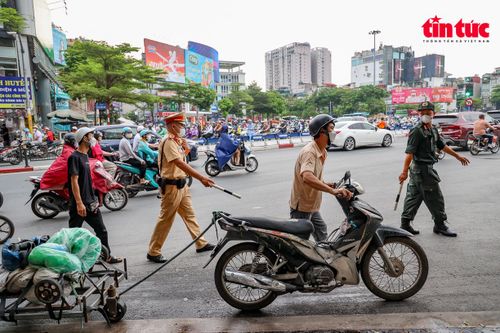Xử lý gần 200 trường hợp vi phạm giao thông trong ngày tại Hà Nội