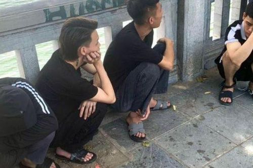 Tạm giữ nhóm thanh niên ngang nhiên đánh người đi đường vì 'ngứa mắt'