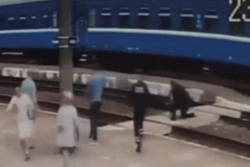 Clip: Cảnh sát cứu người đàn ông thoát nạn trước đầu tàu hỏa