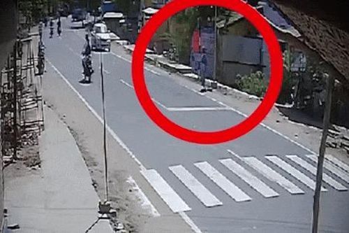 Clip: Ô tô phóng tốc độ cao tông người phụ nữ văng xa hơn 6 mét