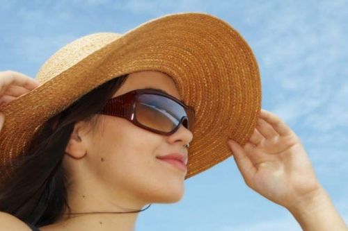 Chuyên gia chia sẻ 12 mẹo tự nhiên giúp bảo vệ mắt khỏi tia UV có hại trong ngày hè