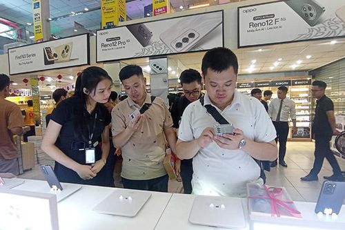 Khách hàng Hà Nội hào hứng trải nghiệm OPPO Reno12 series