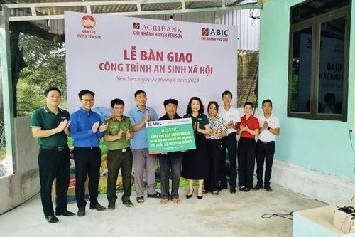 Bảo hiểm Agribank trao kinh phí hỗ trợ xây dựng nhà ở cho gia đình khó khăn