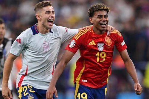 Cậu bé được Messi tắm phá hỏng giấc mơ của tuyển Pháp