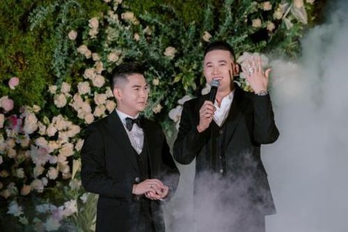 Trước ngày được Thanh Đoàn cầu hôn, Hà Trí Quang say sưa hát hò cùng trai lạ