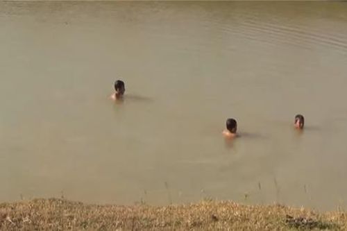 Phát hiện quả bóng nhựa dưới ao hàng xóm, người cha thất thần thấy thi thể con và 2 cháu sinh đôi