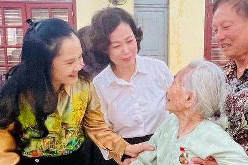 Kiểm tra hoạt động ủy thác cho vay, hỗ trợ phụ nữ phát triển kinh tế và thăm tặng quà dịp 27/7 tại Hải Phòng