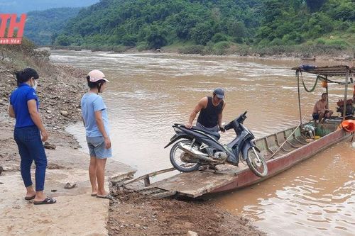 Cận cảnh bà con lên đò vượt sông Mã