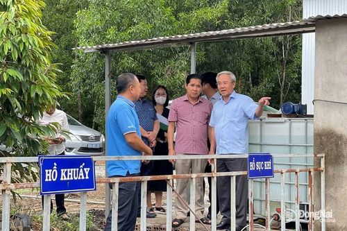 Chủ tịch Ủy ban MTTQ Việt Nam tỉnh Cao Văn Quang kiểm tra một số cơ sở chăn nuôi tại huyện Tân Phú