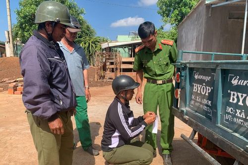 Tìm giải pháp bảo đảm an toàn cho xe công nông - Kỳ cuối: Dán phản quang để phòng ngừa tai nạn giao thông