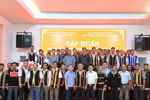 87 nghệ nhân, già làng, trưởng thôn, người có uy tín được tập huấn công tác bảo tồn, phát huy bản sắc văn hóa