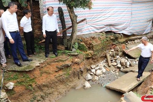 Đồng chí Phó Chủ tịch UBND tỉnh kiểm tra tình hình sạt lở tại huyện Mai Sơn