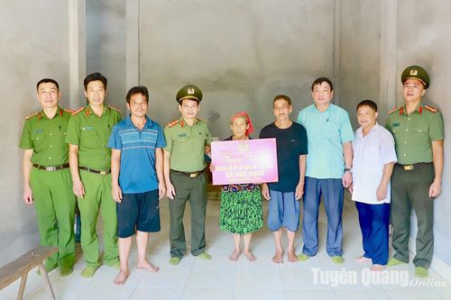 Trao hỗ trợ xây dựng nhà tình nghĩa cho hộ nghèo dân tộc Mông xã Yên Lâm