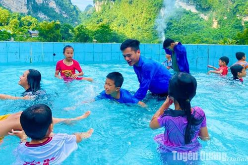 Hội đồng Đội huyện Lâm Bình mở lớp dạy bơi miễn phí
