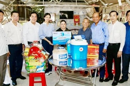Agribank đồng hành Chương trình 'Cùng ngư dân thắp sáng đèn trên biển'