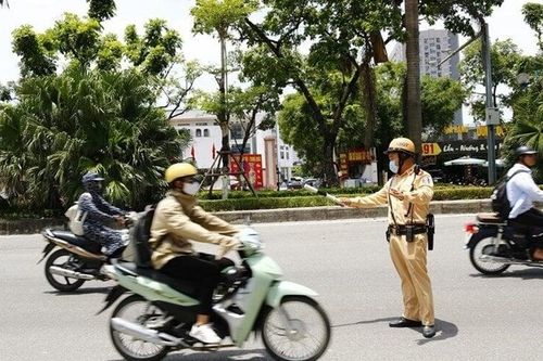 Xe máy chuyển làn đường không xi nhan bị phạt bao nhiêu tiền?