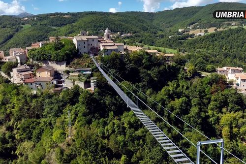 Cây cầu bắc giữa khe núi ở châu Âu, du khách vừa ngắm cảnh vừa thót tim