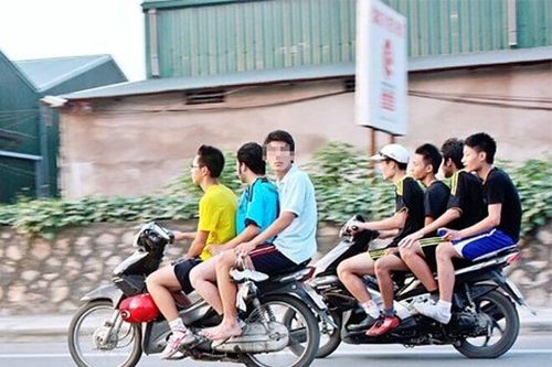 Xe máy chở 3 người trở lên bị phạt bao nhiêu tiền?