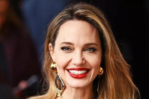 Trong khi Brad Pitt công khai bạn gái trẻ tuổi thì Angelina Jolie vui vẻ tiết lộ tính cách của cô con gái út