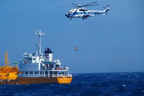 Giải cứu người phụ nữ Trung Quốc trôi dạt 80 km trên biển