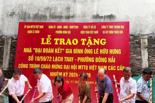 Hải Phòng: Trao tặng nhà Đại đoàn kết cho 2 gia đình khó khăn tại quận Lê Chân
