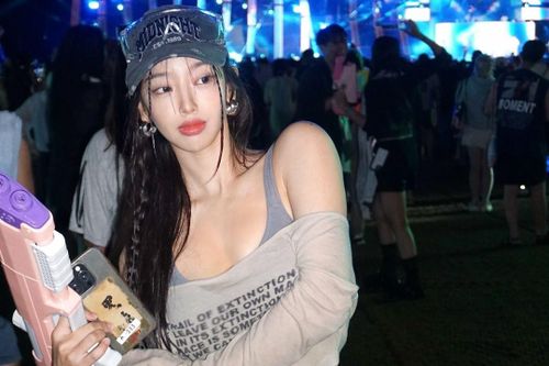 Áo xuyên thấu 'làm nóng' lễ hội nhạc nước Hàn Quốc
