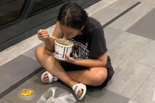 Vợ Lý Khôn Thành lấy trộm đồ ăn
