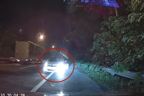 Đại lộ Thăng Long: ô tô đi ngược chiều trên làn khẩn cấp