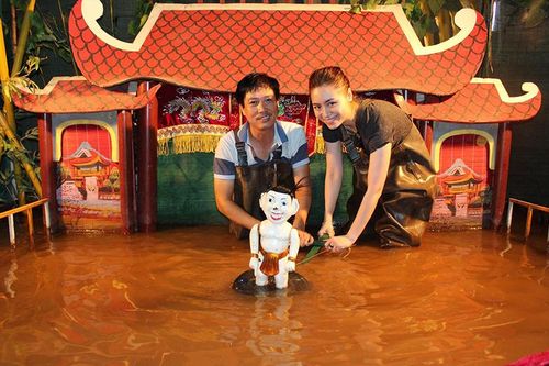 Nghệ sĩ Phan Thanh Liêm cùng học trò trình diễn rối nước trong Lễ hội mùa hè Nhật Bản tại Hà Nội