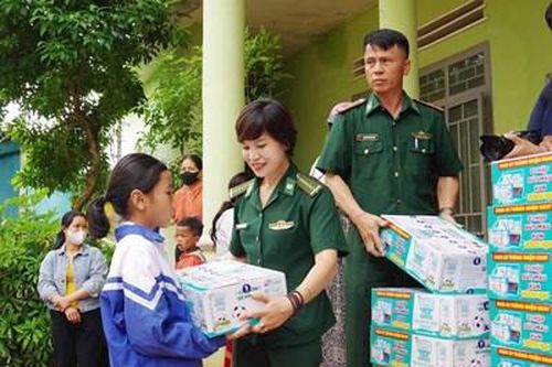 Trao 300 phần quà tặng người dân và trẻ em vùng biên giới tỉnh Đắk Nông
