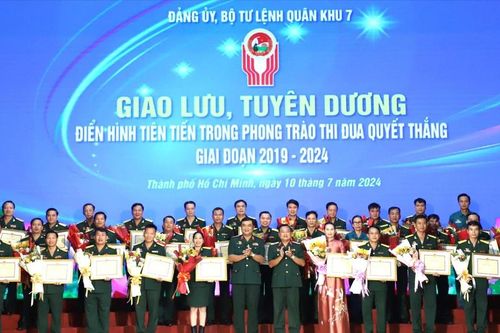 Quân khu 7 tuyên dương gương điển hình tiên tiến