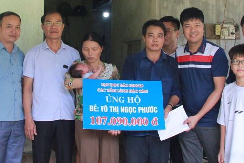 Báo GD&TĐ kết nối trao hơn 107 triệu đồng đến bé 1 tháng tuổi bị dị tật chân