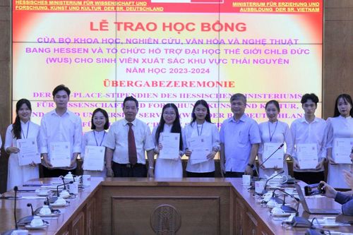Tiếp bước cho sinh viên dân tộc thiểu số đến trường